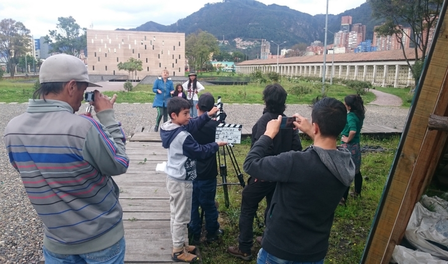 Imagen de personas haciendo una entrevista como parte de una actividad de Parques para Todos en Los Mártires