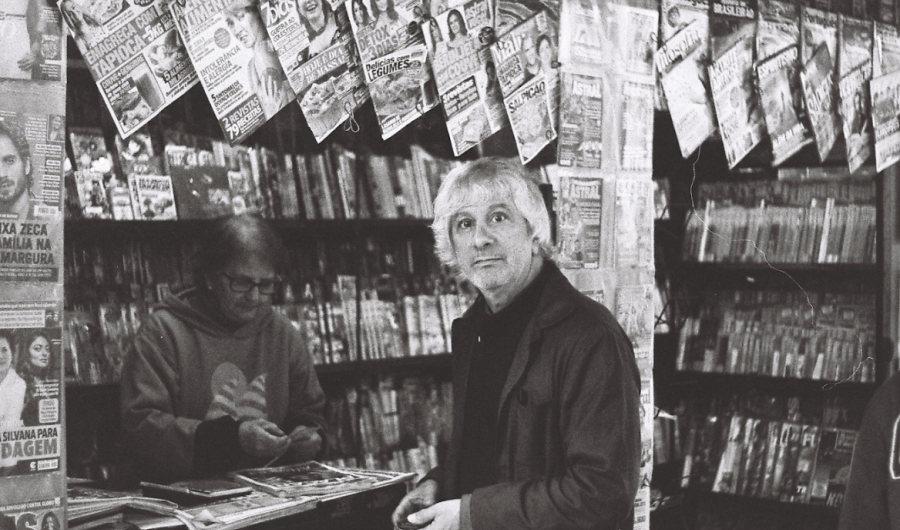 Lee Ranaldo  en un puesto de revistas, foto en blanco y negro