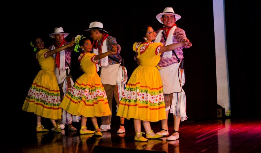 Personas bailando en el escenario