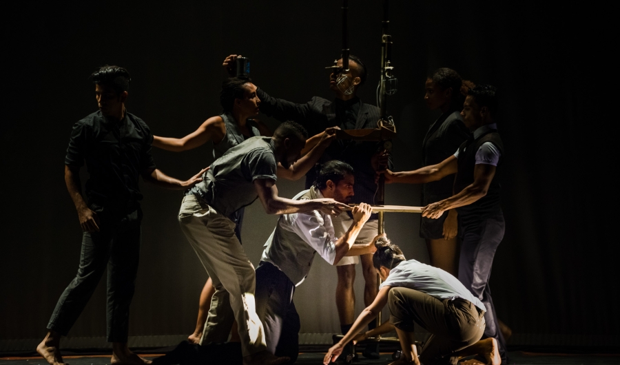 Hombres y mujeres danzando en el escenario