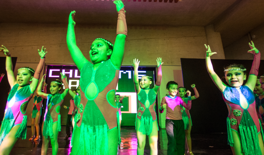 Niños bailando en el escenario