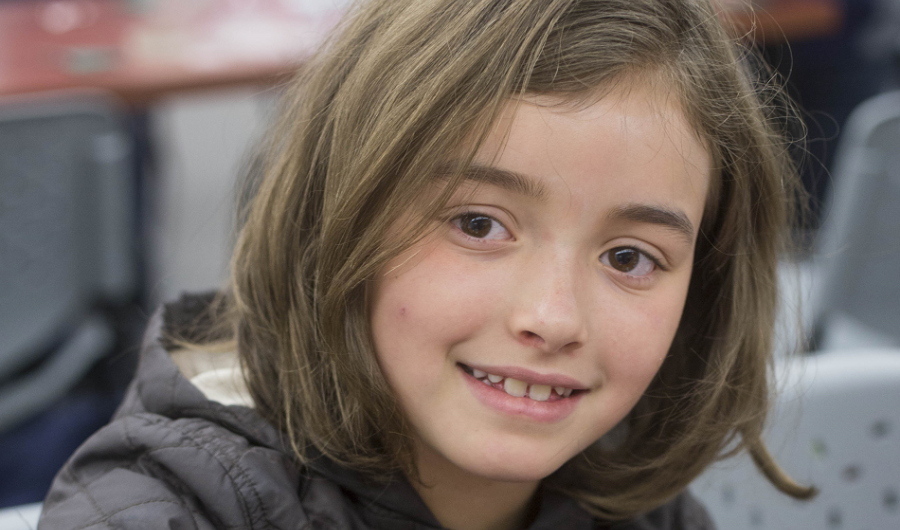 Niña participando en una actividad educativa