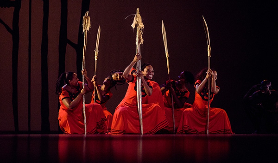 Mujeres bailando en el escenario vestidas de rojo