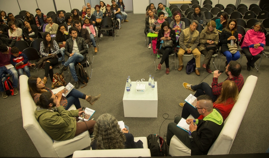 Personas participando de una actividad en un salón