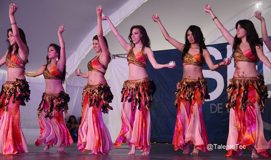 Mujeres ahciendo danzas orientales