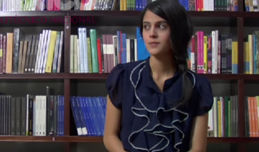 Mujer sentada frente a una biblioteca