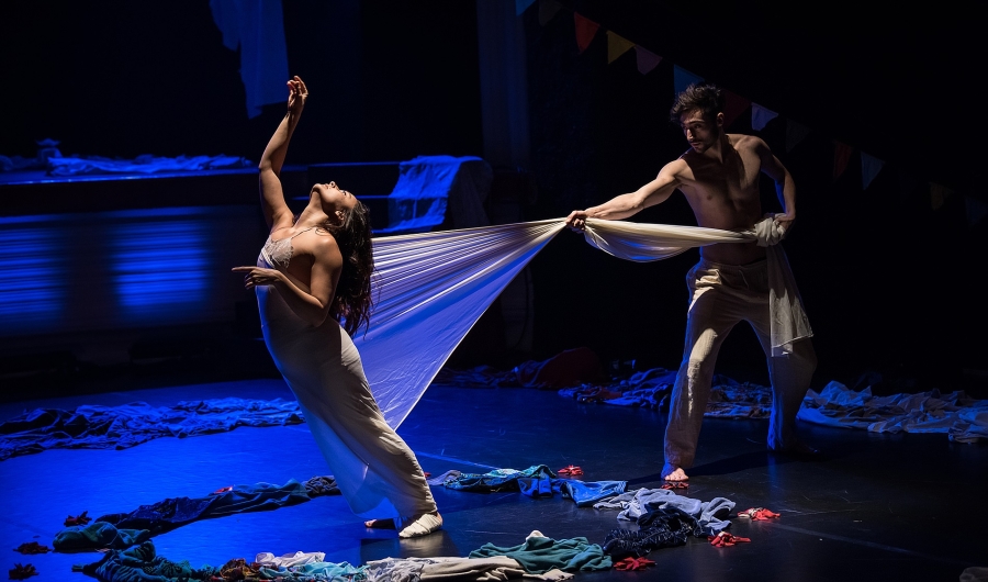 Hombre y mujer en escena con luces azules 