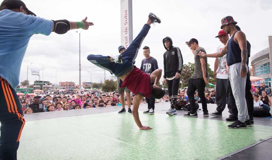 Hombres bailando break dance