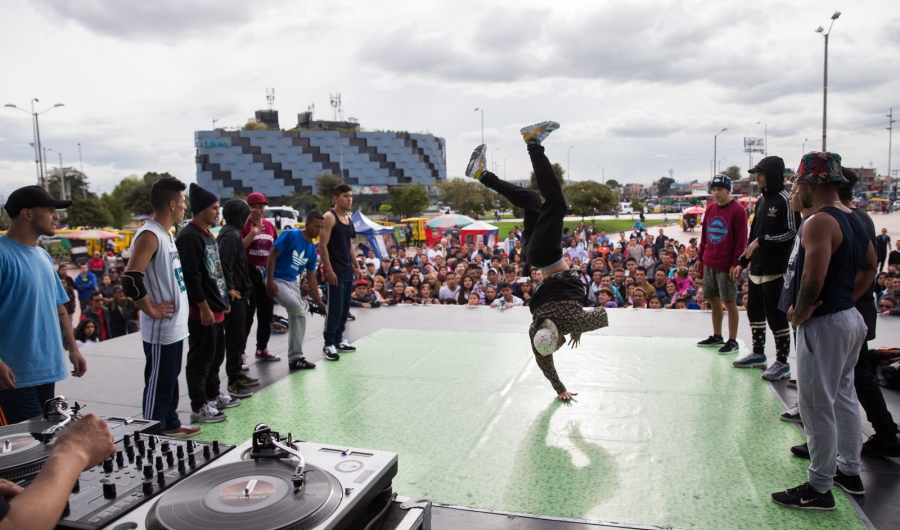 Personas bailando en el escenario