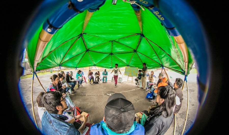 Imagen circular de niños participando en una actividad recreativa al aire libre