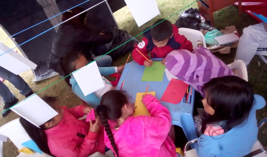 Niños participando de actividad de escritura