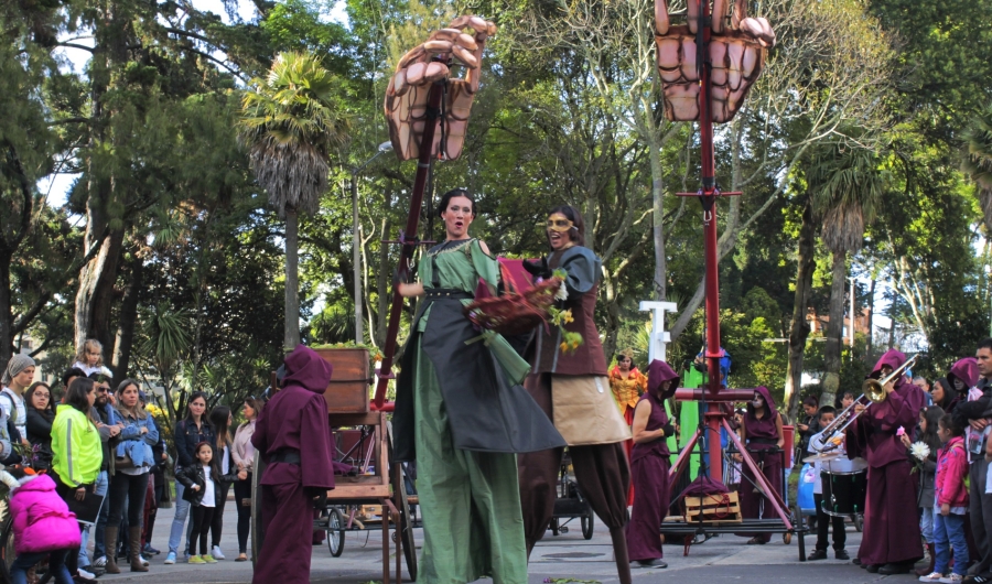 Procesión Hamlet de la agrupación Fundación Gota de Mercurio Arte Escénico