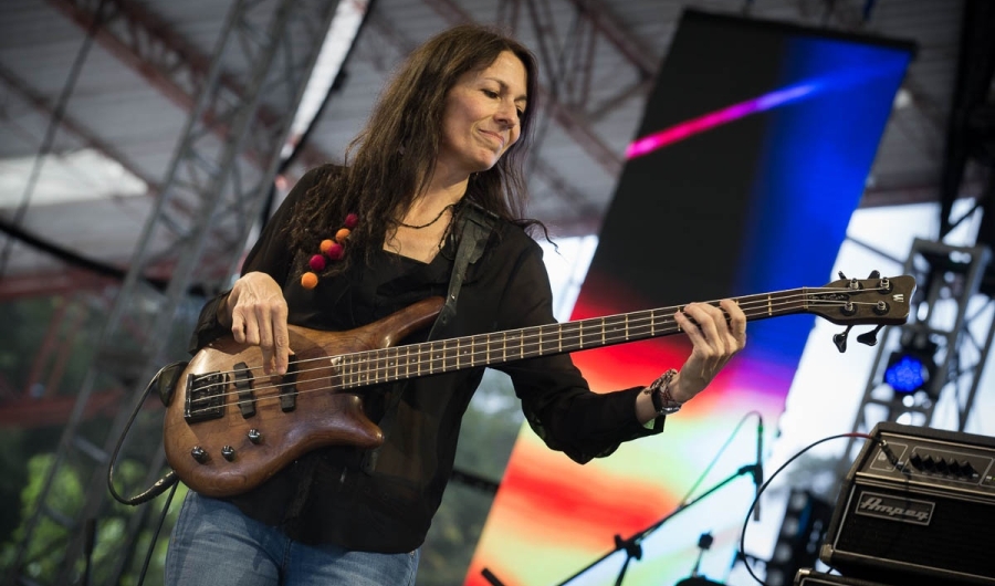 Mujer tocando guitarra durante un Jazz al Parque