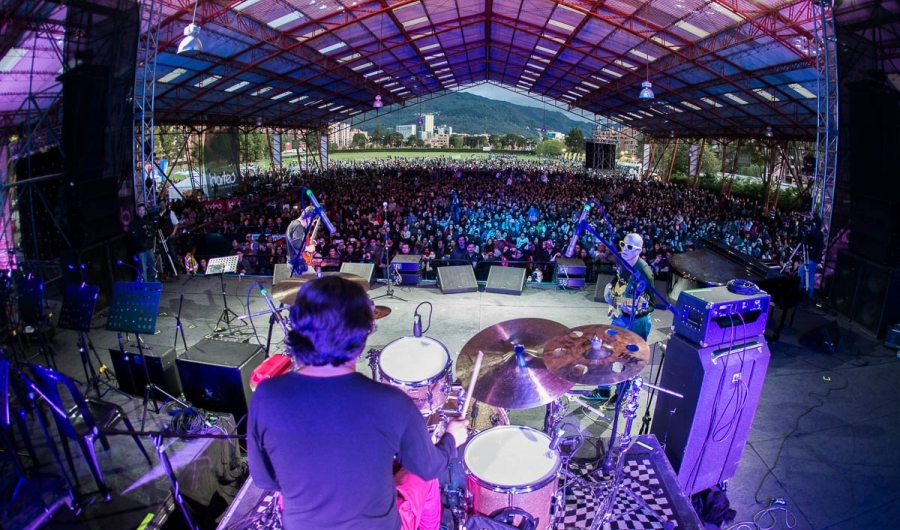 Baterista de frente al público durante la celebración de un Jazz al Parque en Bogotá