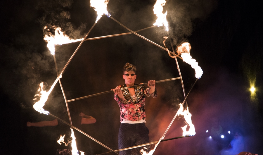 Hombre con cuadrilatero de fuego en escena