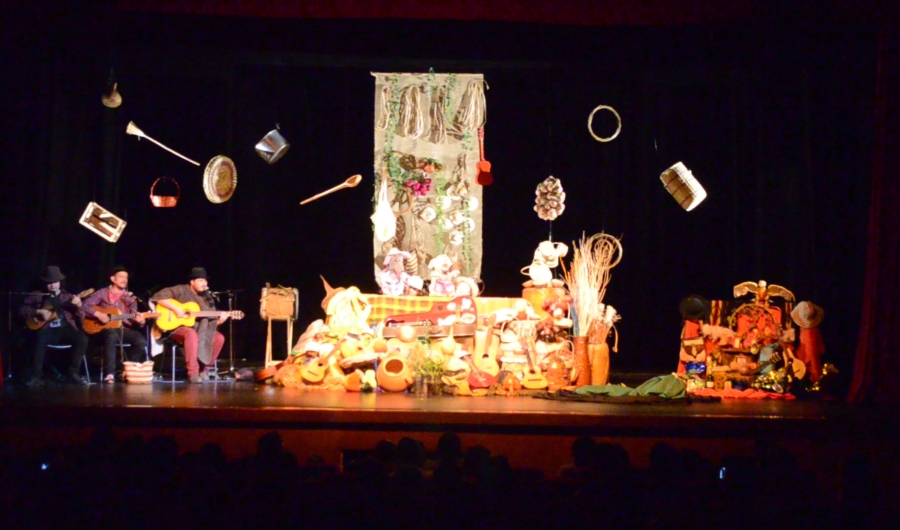 Grupo de niños actuando en el escenario