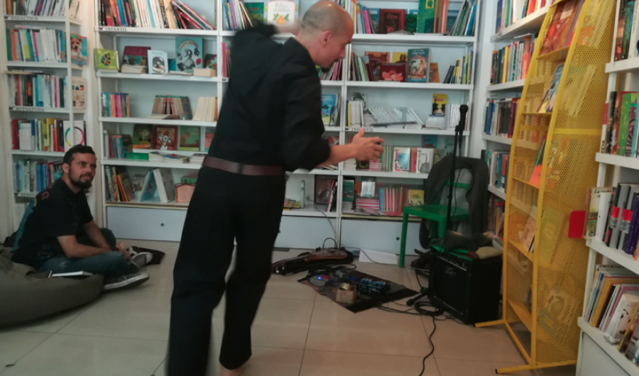 Hombre bailando en un estudio