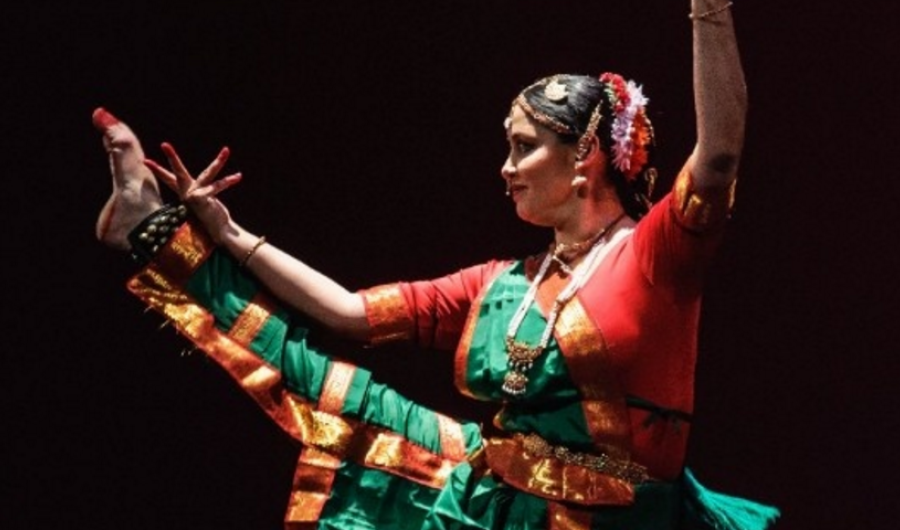 Mujer danzando con vestido colorids y alegre