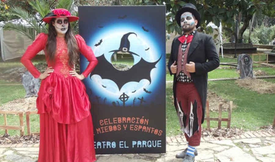 Poster de Celebración de Miedos y Espantos con actores en el parque