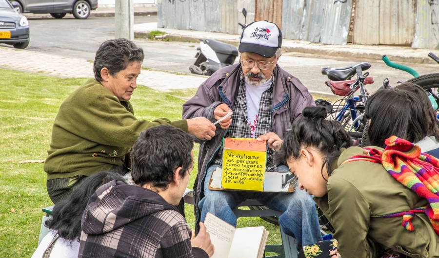 Personas participando en una actividad recreativa.