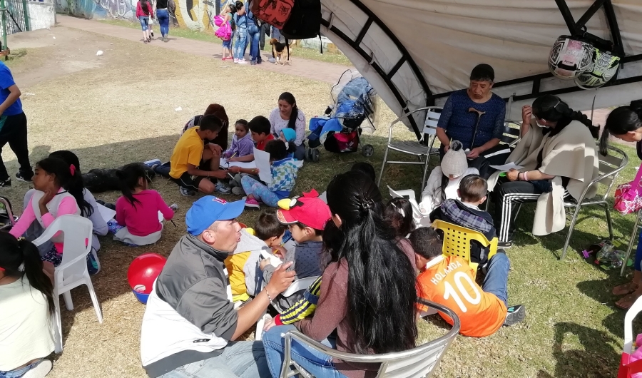 Personas participando de actividades recreativas en un parque