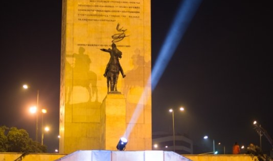 Monumento a los heroes de Bogotá en toma nocturna