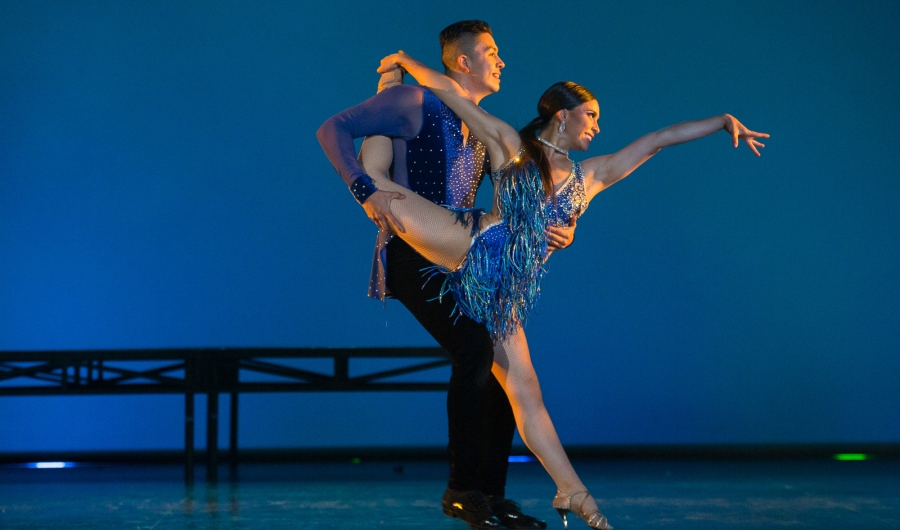 Pareja de bailarines en escena durante un lanzamiento de Danza en la Ciudad