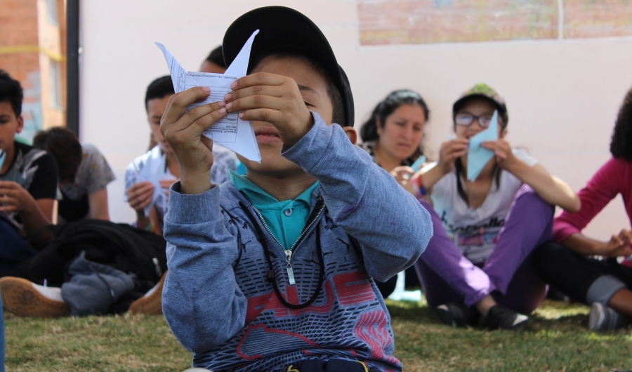 Niño con obra artesanal