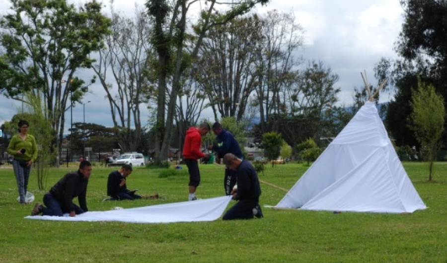 Imagen de personas compartiendo actividades al aire libre