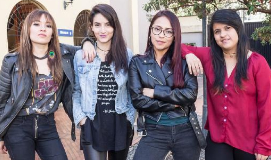 Cuatro mujeres posando para la cámara en fotografía de color