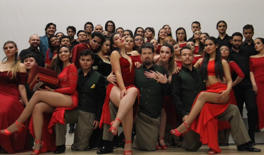 Grupo de bailarines posando para fotografía