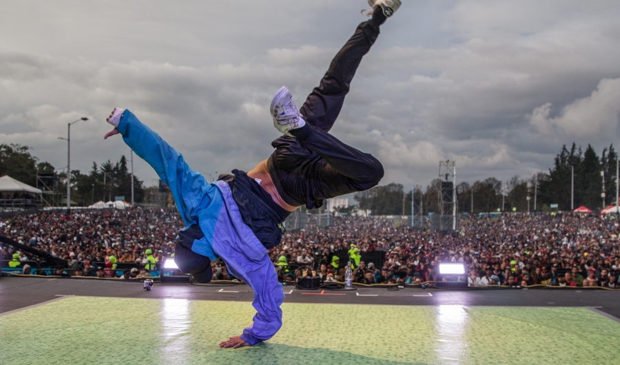 Bailarín de break dance en escena