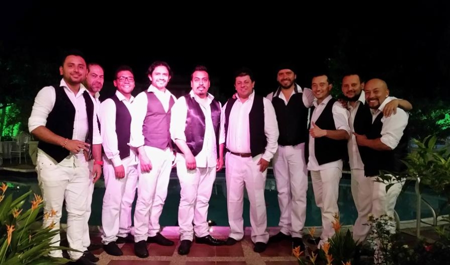 Hombres posando para la cámara 