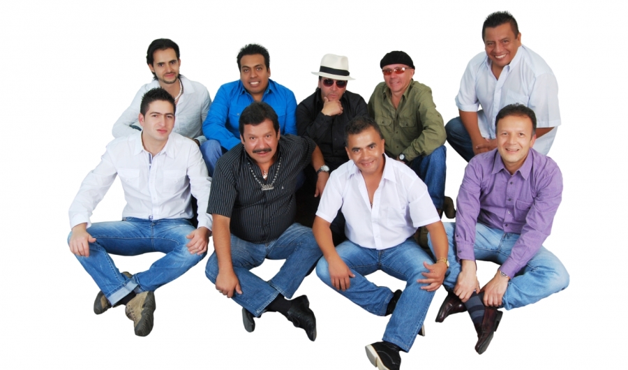 Grupo de hombres posando para fotografía en fondo blanco