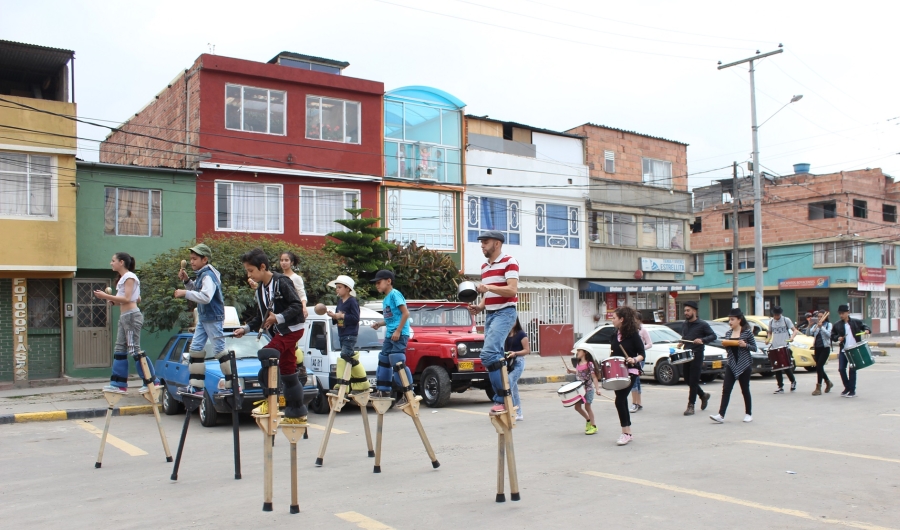 Hombres en zancos en la calle