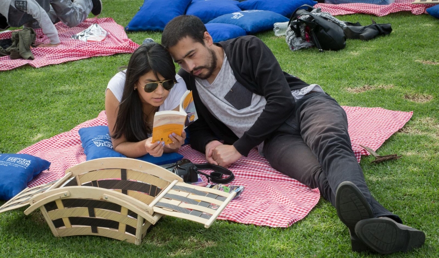 Dos personas disfrutando de la lectura al aire libre.