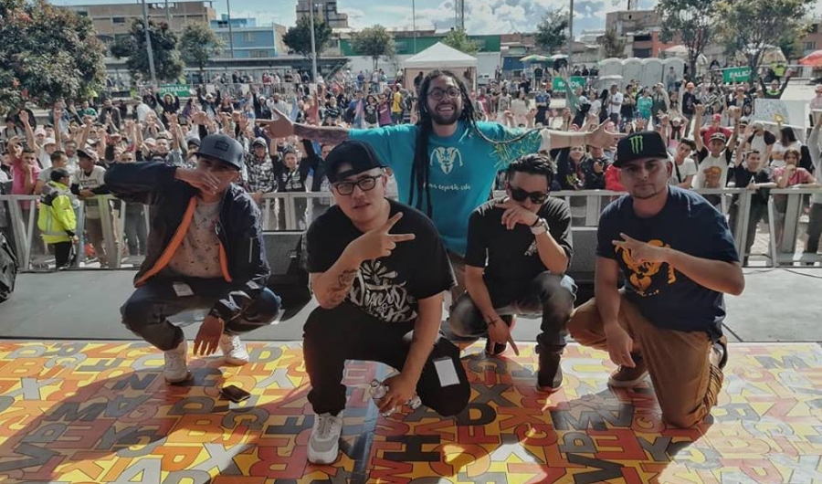 Hombres posando para foto en escenario