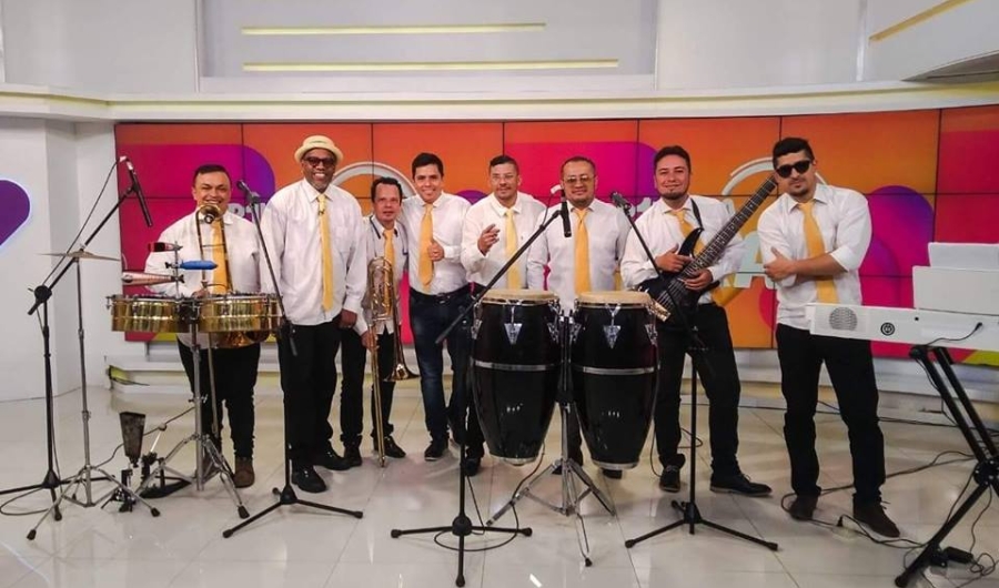 Músicos e instrumentos posando para la cámara