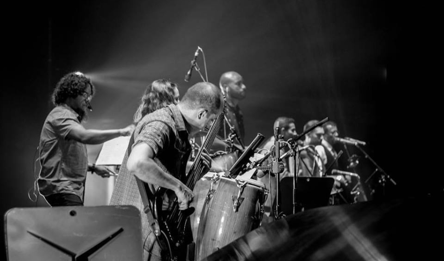 Músicos en escena en fotografía blanco y negro