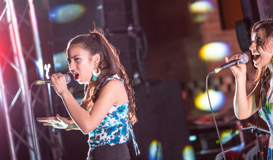 Niña cantando