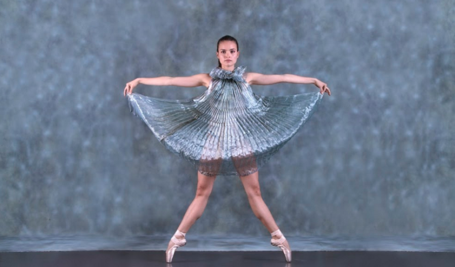 Mujer en escena con vestido gris