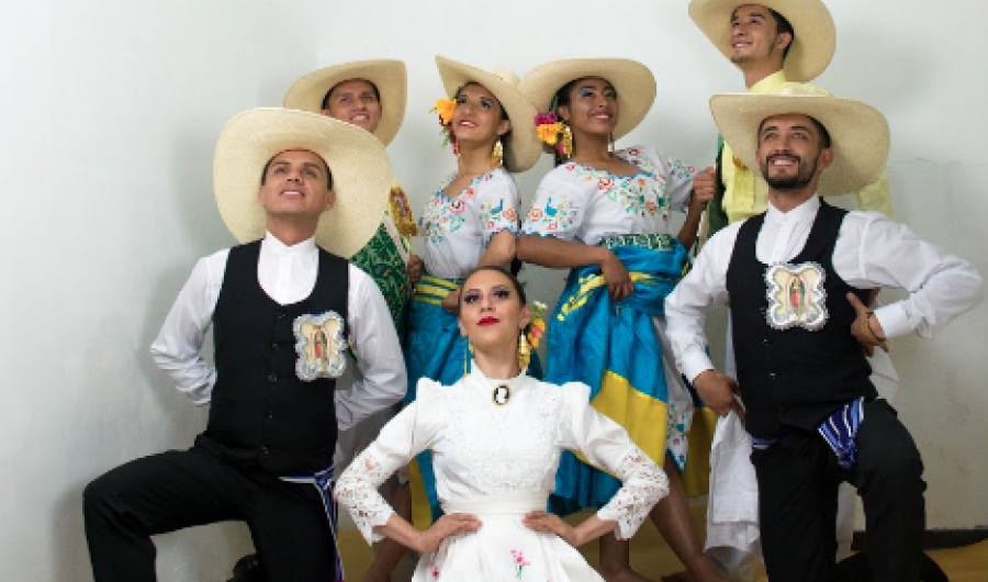 Jóvenes artistas posando para la cámara