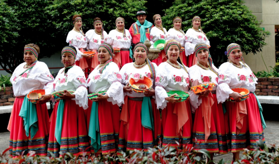 Grupo de bailarines posando para fotografía