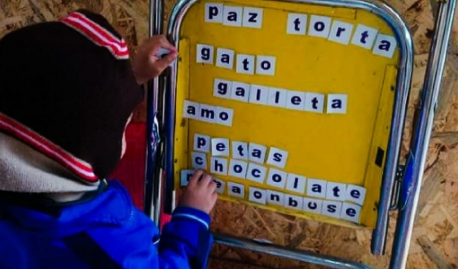 Niño jugando con letras de papel