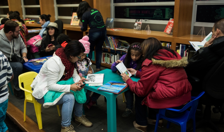 Niños y jóvenes participando en una actividad de aprendizaje.