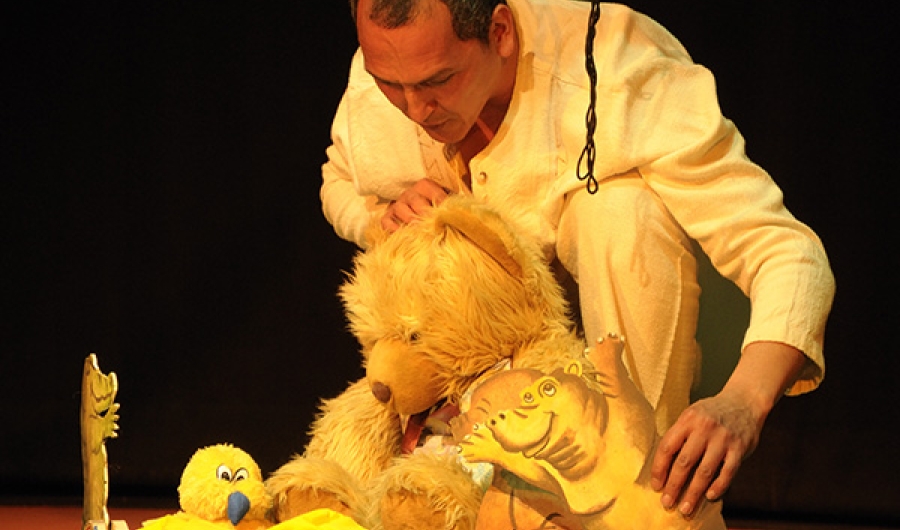 Actor en escena con oso de peluche