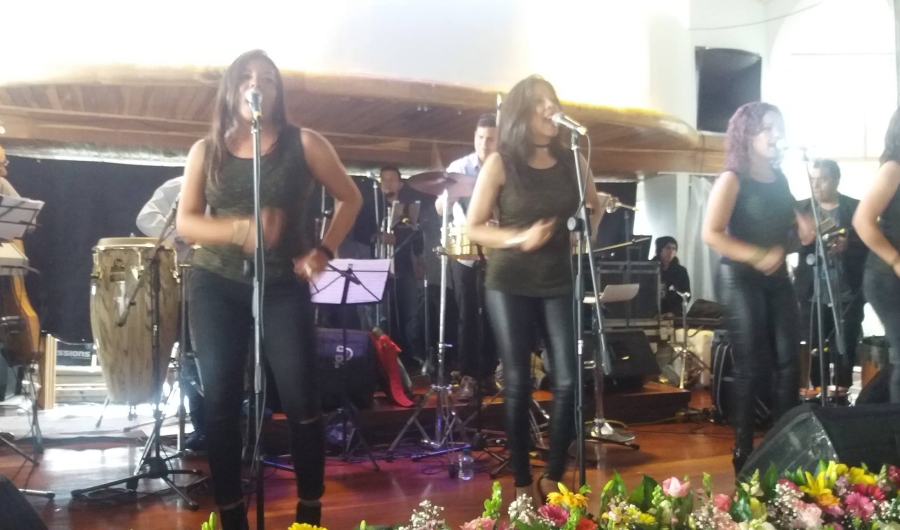 Mujeres de Guapa Orquesta en escena