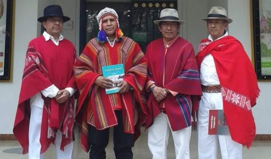 Jóvenes artistas posando para la cámara