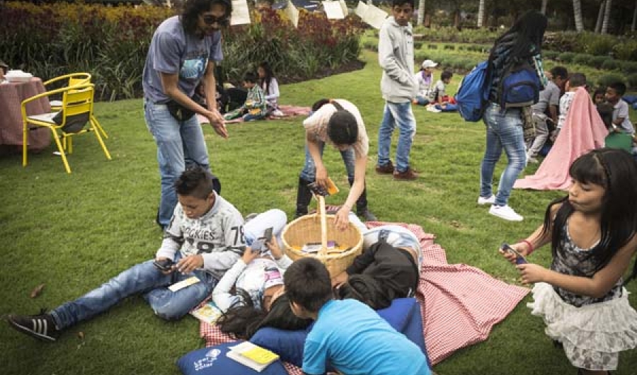 Personas participando de una actividad al aire libre