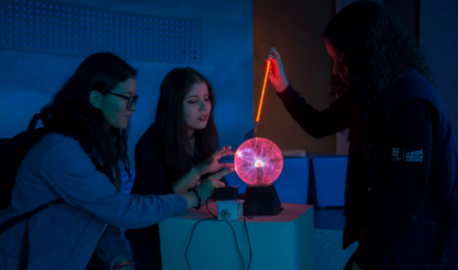  Jóvenes participando en el Club de Astronomia Maya